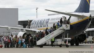 Пассажиры заходят в самолет авиакомпании Ryanair